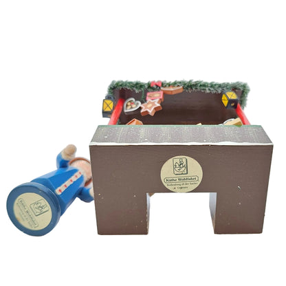 Käthe Wohlfahrt Lebkuchenstand mit Händlerfigur Weihnachtsmarkt, unten Ansicht mit Etiketten