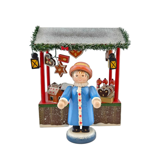 Käthe Wohlfahrt Lebkuchenstand mit Händlerfigur Weihnachtsmarkt, Ansicht von vorne mit Verkäufer