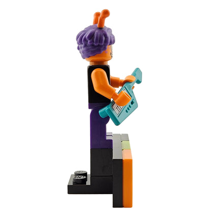LEGO Minifigures 43101 Vidiyo Series 1 Minifigur Alien Keytarist Keyboarder Seitenansicht rechts