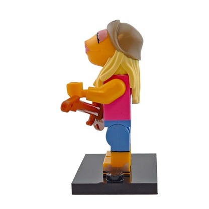 LEGO Minifigures 71033 The Muppets Minifigur Janice Seitenansicht links