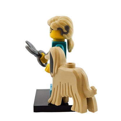LEGO Minifigures 71045 Series 25 Minifigur Pet Groomer Hundefrisörin Seitenansicht links