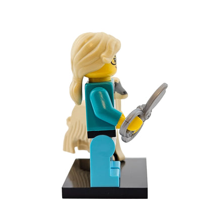 LEGO Minifigures 71045 Series 25 Minifigur Pet Groomer Hundefrisörin Seitenansicht rechts